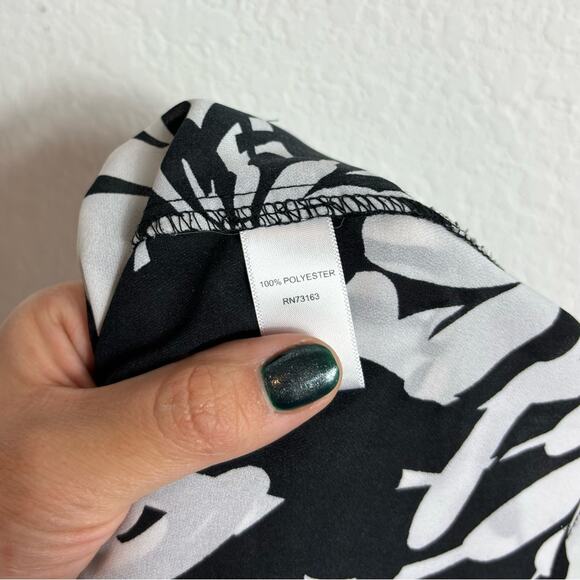 NEIMAN MARCUS MEDIUM BLACK WHITE FLORAL WOMEN LONG SLEEVE TOP 100% POLYESTER - Picture 4 of 5